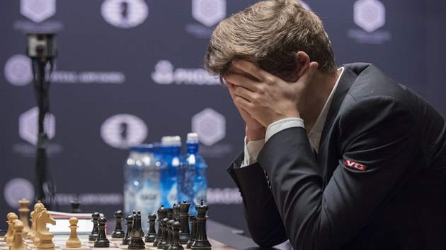 Magnus Carlsen z Norska bhem boje o titul achovho mistra svta.