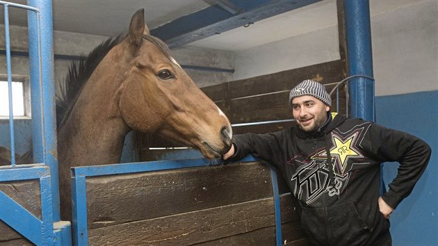 Radek Holk se potatil. Stejn jako jeho otec je dostihovm trenrem. Zkladnu m tak ve Velkch Karlovicch.