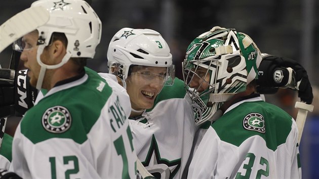 Radek Faksa, John Klingberg a brank Kari Lehtonen se raduj z vhry Dallasu.