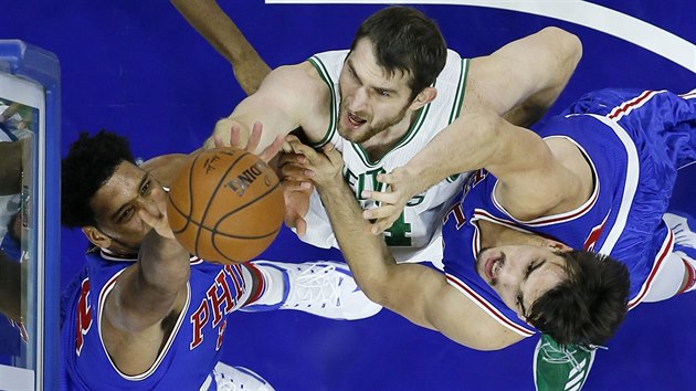 Tyler Zeller (v blm) z Bostonu bojuje s Jahlilem Okaforem (vlevo) a Dariem ariem z Philadelphie.