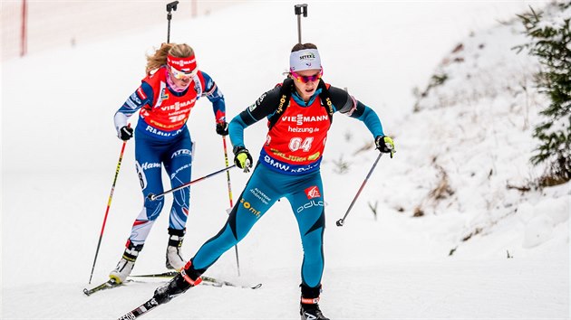 Anais Chevalierov (vpedu) a Eva Puskarkov na trati sprintu v Pokljuce