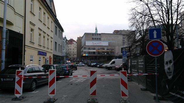 Ve Vesel ulici v centru Brna prasklo vodovodn potrub. Silnice je uzaven, strnci odkln dopravu.