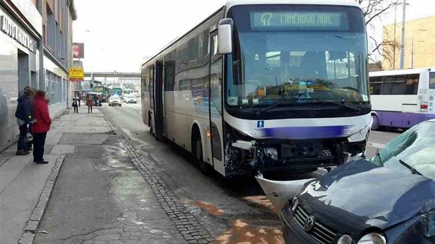 U brnnskho autobusovho ndra se srazil autobus, dodvka osobn auto.