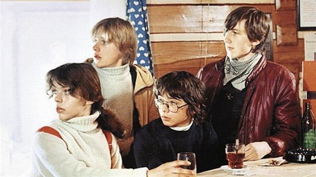 Eva Jenkov, Vclav Kopta, Michal Suchnek a Jan Antonn Duchoslav ve filmu Snenky a machi (1982)