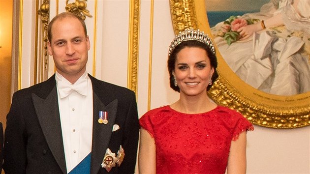 Princ Williama a jeho manelka Kate na veei v Buckinghamskm palci (Londn, 8. prosince 2016)