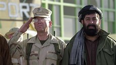 Generál James Mattis  a guvernér provincie Kandahár Gúl Ahga irzáí pi...