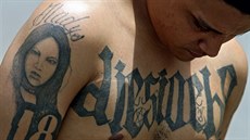 Policie v Salvadoru předvádí médiím příslušníka gangu M-18 (19. září 2006) Policie v Salvadoru předvádí médiím příslušníka gangu M-18 (19. září 2006)