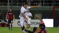 Patrik Schick ze Sampdore obchází Marca Ferrariho z Crotone. Patrik Schick ze Sampdore obchází Marca Ferrariho z Crotone.