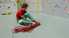 Adam Ondra je jako doma na skalách i umlých stnách.