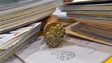 Na božídarské poště razítkují dopisy novým vánočním razítkem. Na božídarské poště razítkují dopisy novým vánočním razítkem.