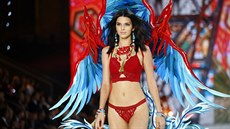 Kendall Jennerová se jako jediná z klanu Kardashianů může pyšnit štíhlou... Kendall Jennerová se jako jediná z klanu Kardashianů může pyšnit štíhlou...