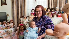 Betty Badingová má sbírku panenek. Jedna z nich vypadá jako její zesnulý syn. Betty Badingová má sbírku panenek. Jedna z nich vypadá jako její zesnulý syn.