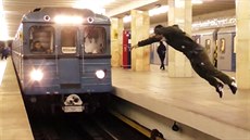 Blázen dělá salto před přijíždícím metrem Blázen dělá salto před přijíždícím metrem