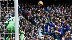 SMOLNÝ ZÁKROK. Kapitán Chelsea Gary Cahill chtěl zablokovat centr Jesúse... SMOLNÝ ZÁKROK. Kapitán Chelsea Gary Cahill chtěl zablokovat centr Jesúse...