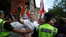 Stoupenci English Defence League pi protestech v srpnu letoního roku.