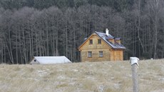 Dřevěná stavba, v níž má prý bydlet bača, stojí na krásném místě v blízkosti... Dřevěná stavba, v níž má prý bydlet bača, stojí na krásném místě v blízkosti...