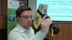 Inspektor Martin Marko předvádí nový spektrometr, který usnadňuje práci ČIŽP... Inspektor Martin Marko předvádí nový spektrometr, který usnadňuje práci ČIŽP...