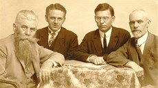 Hanns Hörbiger (vlevo) v roce 1927. Vedle nj sedí Johann Robert Hörbiger,...
