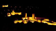 Bellinzona. Ti hrady záí nad hlavním mstem Ticina po setmní.