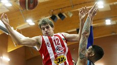 Ondřej Kohout z Pardubic bojuje pod kolínským košem. Ondřej Kohout z Pardubic bojuje pod kolínským košem.