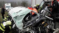 Renault plný pasažérů se mezi Lomničkou a Řepkou při předjíždění srazil s... Renault plný pasažérů se mezi Lomničkou a Řepkou při předjíždění srazil s...