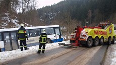 Vedle kamion zajiuje firma odtah teba i autobus.