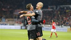 Arjen Robben (vpravo) a Thomas Müller slaví gól Bayernu. Arjen Robben (vpravo) a Thomas Müller slaví gól Bayernu.