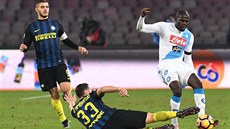 Kalidou Coulibaly z Neapole se snaží proklouznout obranou Interu Milán, proti... Kalidou Coulibaly z Neapole se snaží proklouznout obranou Interu Milán, proti...