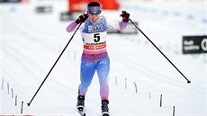 Krista Pärmäkoskiová finiuje ve stíhacím závodu na 10 kilometr klasicky v...