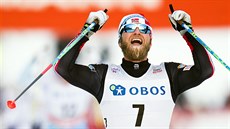 Martin Johnsrud Sundby slaví triumf ve stíhacím závodu na 15 kilometr klasicky...