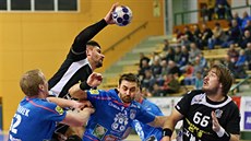 Milan Škvařil z Plzně hledá v utkání proti Litovli pivota Jakuba Šindeláře. Milan Škvařil z Plzně hledá v utkání proti Litovli pivota Jakuba Šindeláře.