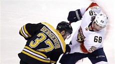 Jaromír Jágr z Floridy v souboji s Patricem Bergeronem z Bostonu.