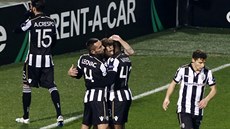 Fotbalisté PAOK Solu se radují ze vsteleného gólu.