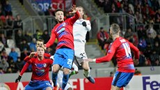 Plzeňský záložník Jakub Hromada se soustředí na hlavičkový souboj. Plzeňský záložník Jakub Hromada se soustředí na hlavičkový souboj.