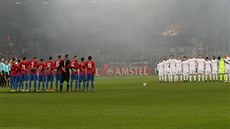 Fotbalisté Viktorie Plze a Austrie Víde drí minutu ticha.