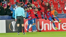 Plzetí fotbalisté se spolen se svými fanouky radují z gólu.
