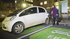 Jediná rychlodobíjecí stanice elektromobilů na západě Čech slouží v areálu ČEZ... Jediná rychlodobíjecí stanice elektromobilů na západě Čech slouží v areálu ČEZ...