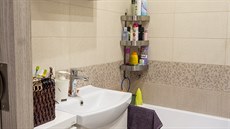 Koupelna s úspornou vanou Ravak a obklady RAKO (série Textile)