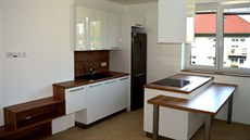 Centrum kuchyně tvoří ostrůvek s varnou deskou, na který navazuje snížená... Centrum kuchyně tvoří ostrůvek s varnou deskou, na který navazuje snížená...