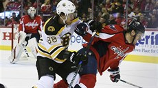 David Pastrňák (vlevo) z Bostonu v souboji s washingtonským Johnem Carlsonem. David Pastrňák (vlevo) z Bostonu v souboji s washingtonským Johnem Carlsonem.