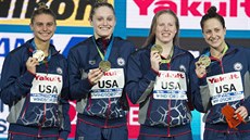 Americká polohová štafeta ve složení (zleva) Katrina Marie Konopkaová, Kelsi... Americká polohová štafeta ve složení (zleva) Katrina Marie Konopkaová, Kelsi...