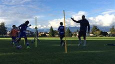 Zdenk Klesnil trénuje mladé fotbalisty v kanadském Vancouveru.