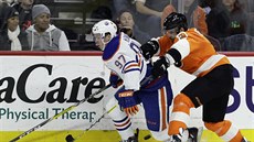 Radko Gudas (vpravo) z Philadelphie stíhá edmontonského Connora McDavida.