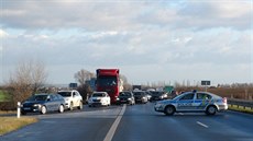 Pod přemostěním na 3. kilometru dálnice D10 se vzpříčila koba náklaďáku... Pod přemostěním na 3. kilometru dálnice D10 se vzpříčila koba náklaďáku...