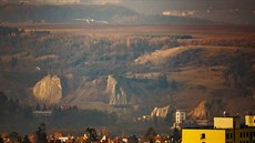 Dlouhé ohnisko se zaměřilo na skalnaté úbočí Prokopského údolí. Rozsáhlá... Dlouhé ohnisko se zaměřilo na skalnaté úbočí Prokopského údolí. Rozsáhlá...