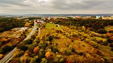 V levé ásti snímku je les obklopující Modanskou rokli, v pravé ásti lesopark...