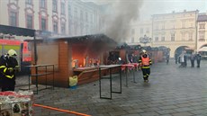 Stánek s punčem na Masarykově náměstí v Novém Jičíně pohltily plameny. Stánek s punčem na Masarykově náměstí v Novém Jičíně pohltily plameny.
