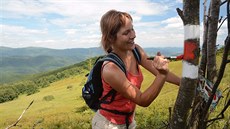 Členové Hnutí Duha Jeseníky denně označí přibližně šest kilometrů tras na... Členové Hnutí Duha Jeseníky denně označí přibližně šest kilometrů tras na...