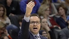 Scott Brooks usmruje hráe Washingtonu.