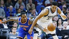 Karl-Anthony Towns (vpravo) z Minnesoty bojuje o mí s Brandonem Jenningsem z...